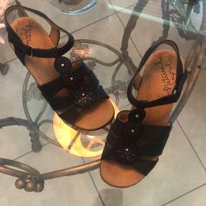 Natural Soul black leather comfort shoe.